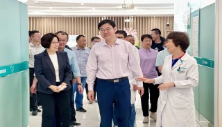 河东区人大常委会主任李国强一行到天津爱维医院就安全生产工作开展调研指导